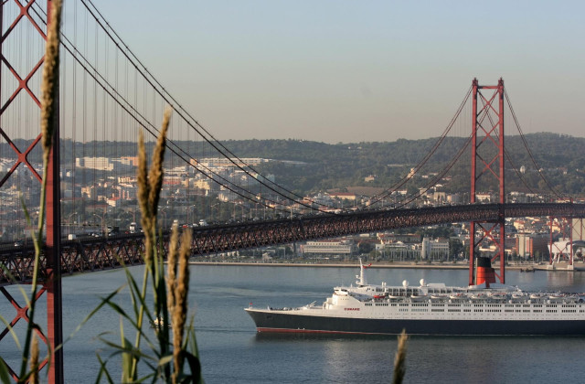 Archivo - Puente 25 de abril, en Lisboa.