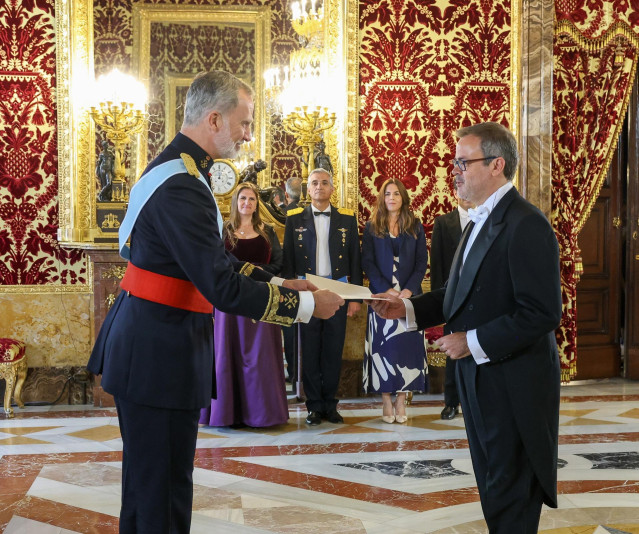 El Rey Felipe VI (i) recibe la carta credencial del embajador de la República Argentina, Roberto Sebastián Bosch Estévez (d), en el Palacio Real de Madrid, a 16 de mayo de 2024, en Madrid (España).
