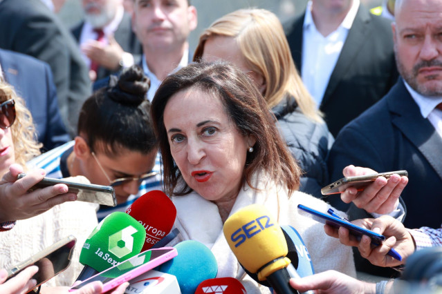 La ministra de Defensa, Margarita Robles, atiende a los medios en una imagen de archivo.