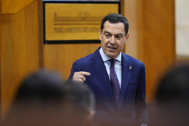 El presidente de la Junta de Andalucía, Juanma Moreno, este jueves en el Pleno del Parlamento.