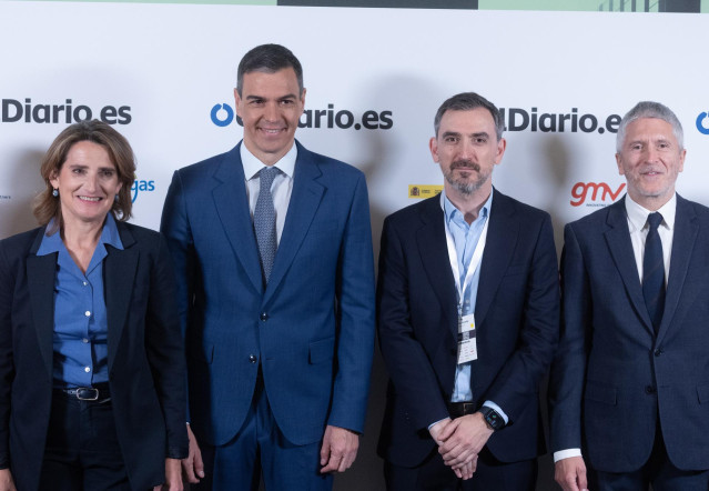 (I-D) La vicepresidenta tercera y ministra para la Transición Ecológica y el Reto Demográfico, Teresa Ribera; el presidente del Gobierno, Pedro Sánchez; el director de eldiario.es, Ignacio Escolar, y el ministro del Interior, Fernando Grande-Marlaska,  po