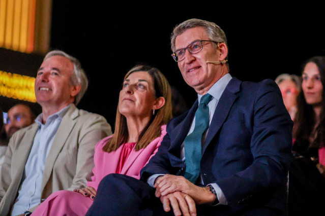 (I-D) El presidente del Gobierno de Aragón, Jorge Azcón; la presidenta de Cantabria, María José Sáenz de Buruaga y el presidente del PP, Alberto Núñez Feijóo, durante la quinta edición del Gran Foro del Talento, en el Teatro Real, a 16 de mayo de 2024, en