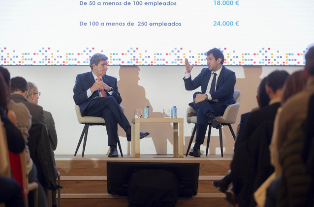 El ministro para la Transformación Digital y de la Función Pública, José Luis Escrivá (i), y el director general de Red.es, Jesús Herrero (d) en Madrid (España).