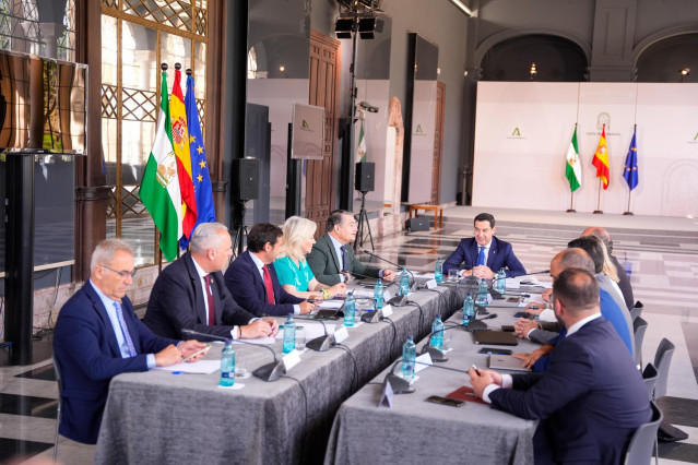 El presidente de la Junta de Andalucía, Juanma Moreno, en una reunión con los alcaldes de los municipios del Campo de Gibraltar, que se celebró el 9 de mayo en San Telmo.