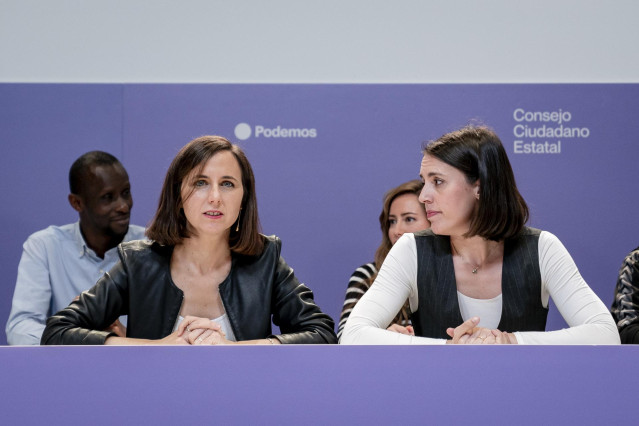 La secretaria general de Podemos, Ione Belarra (i), y la candidata del partido a las elecciones europeas, Irene Montero (d), durante una reunión del Consejo Ciudadano Estatal de Podemos, en la sede de Podemos, a 17 de mayo de 2024, en Madrid (España).