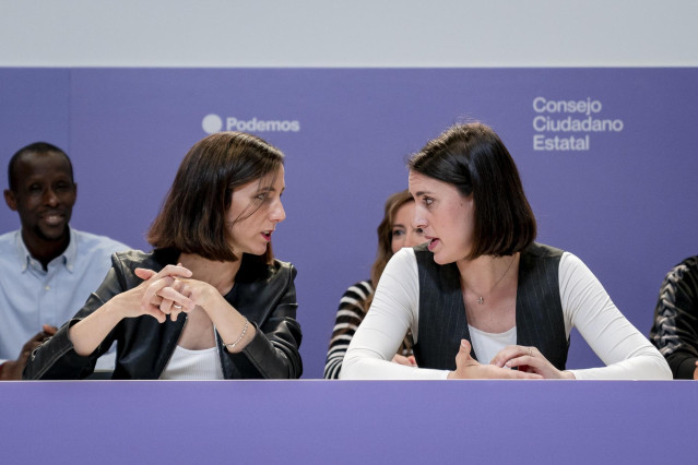 La secretaria general de Podemos, Ione Belarra (i), y la candidata del partido a las elecciones europeas, Irene Montero (d), durante una reunión del Consejo Ciudadano Estatal de Podemos, en la sede de Podemos, a 17 de mayo de 2024, en Madrid (España).