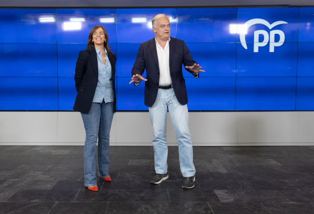 El director de campaña para las elecciones europeas del 9J y vicesecretario Institucional del PP, Esteban González Pons, y la vicesecretaria de Organización Territorial del PP, Carmen Fúnez, durante una rueda de prensa del Partido Popular, en la sede del