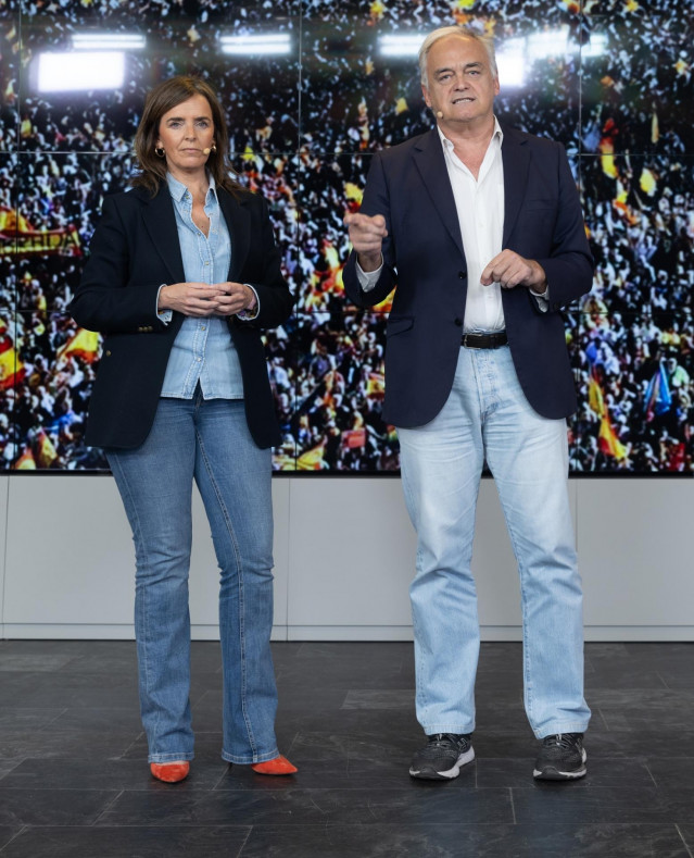 El director de campaña para las elecciones europeas del 9J y vicesecretario Institucional del PP, Esteban González Pons, y la vicesecretaria de Organización Territorial del PP, Carmen Fúnez, durante una rueda de prensa del Partido Popular, en la sede del