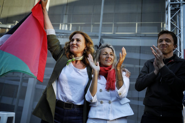 La vicepresidenta segunda del Gobiern, Yolanda Díaz, (c) junto a la cabeza de lista de Sumar a las elecciones europeas, Estrella Galán (i) y el portavoz en el Congreso, Iñigo Errejón (d). a 17 de mayo de 2024, en Jerez, Cádiz (Andalucía, España).