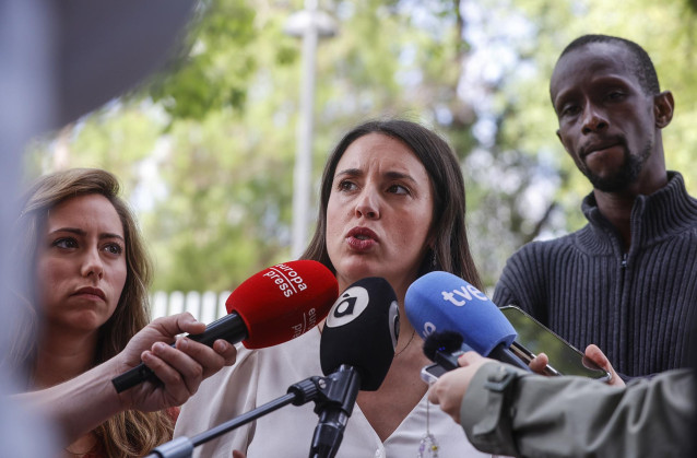 (I-D) La coordinadora de Podemos Valencia, María Teresa Pérez, la candidata a las elecciones europeas, Irene Montero, y el secretario de Antirracismo, Serigne Mbayé, en La Rambleta, a 27 de abril de 2024, en Valencia, Comunidad Valenciana (España).
