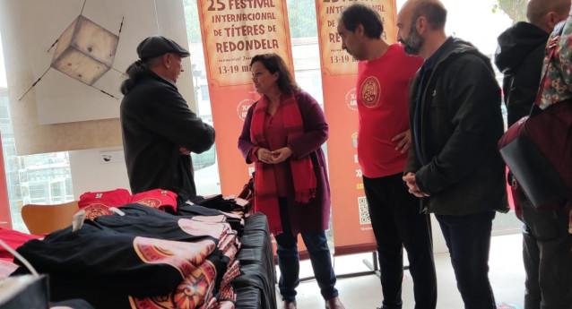 La candidata del BNG a las elecciones europeas, Ana Miranda, visita el Festival de Títeres de Redondela.