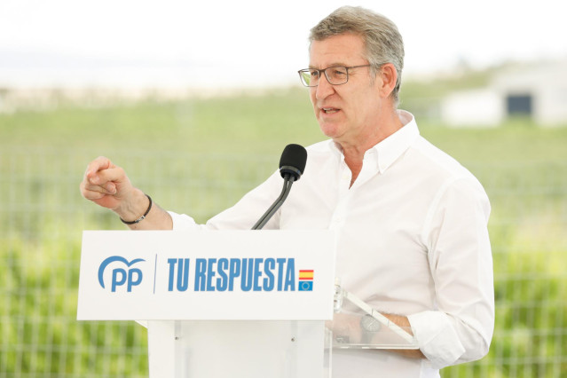 El presidente del Partido Popular, Alberto Núñez Feijóo, interviene durante un acto del Partido Popular, a 18 de mayo de 2024, en Cieza, Región de Murcia (España).