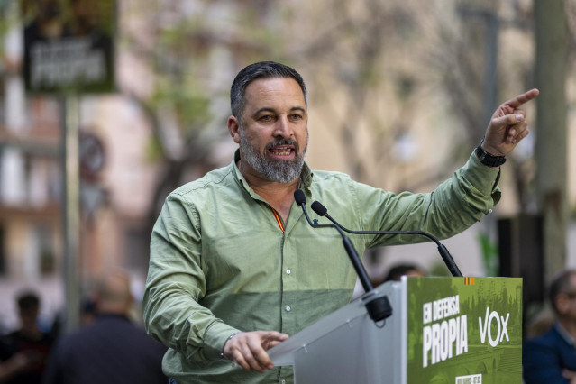 El presidente de VOX, Santiago Abascal, interviene durante un mitin de VOX, en la plaza Jardins d’Alfàbia del barrio de Nou Barris, a 7 de mayo de 2024, en Barcelona, Catalunya (España). Este mitin es uno de los celebrados por VOX durante la campaña elect