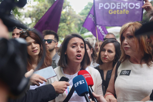 La candidata de Podemos a las elecciones europeas, Irene Montero, atiende a los medios de comunicación durante una manifestación para defender la sanidad pública, a 19 de mayo de 2024, en Madrid (España).