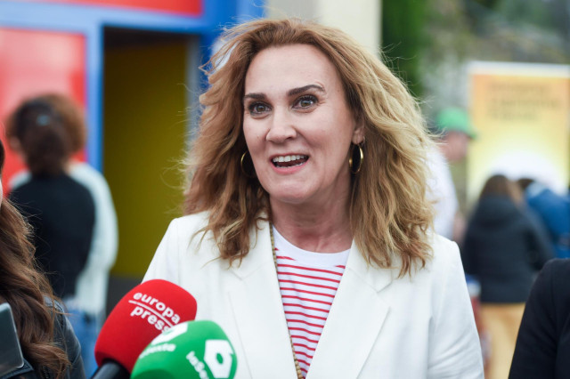 La candidata de Sumar a las elecciones europeas, Estrella Galán, realiza unas declaraciones a la prensa, durante su visita a las Fiestas de Mayo de Rivas, en el Recinto Ferial de Rivas, a 14 de mayo de 2024, en Rivas-Vaciamadrid, Madrid (España). Yolanda