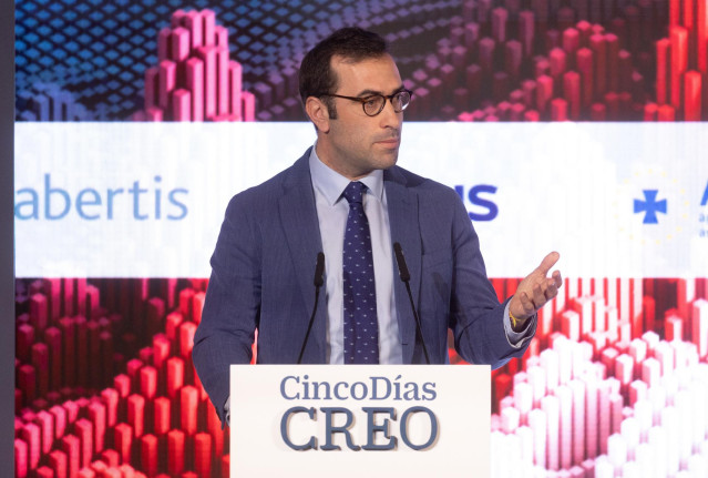 El ministro de Economía, Comercio y Empresa, Carlos Cuerpo, interviene durante el foro ‘CREO’, el foro económico sobre la transformación social y progreso de las empresas en España, en el Hotel Mandarin Oriental Ritz, a 20 de mayo de 2024, en Madrid (Espa
