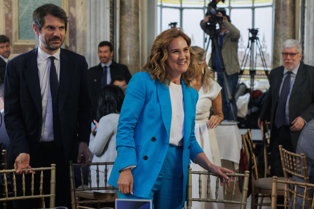 El ministro de Cultura, Ernest Urtasun y la cabeza de lista de Sumar a las elecciones europeas, Estrella Galán, durante un desayuno informativo en el Real Casino Gran Círculo de Madrid, a 20 de mayo de 2024, en Madrid (España).