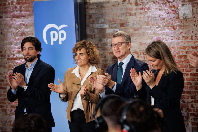 (I-D) El número 10 de la lista del PP a las elecciones europeas, Adrián Vázquez; la candidata del PP a las elecciones europeas, Dolors Montserrat; el presidente del PP, Alberto Núñez Feijóo y la número 3 de la lista del PP a las elecciones europeas, Alma