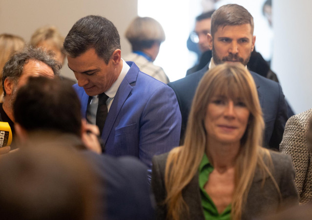 Archivo - El presidente del Gobierno, Pedro Sánchez y su mujer Begoña Gómez en el Círculo de Bellas Artes, a 11 de diciembre de 2023, en Madrid (España).