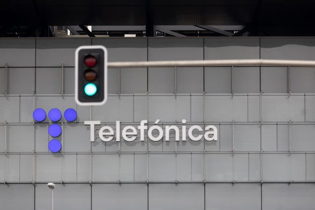 Archivo - Un semáforo en verde frente a la sede de Telefónica, a 28 de noviembre de 2023, en Madrid (España).