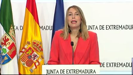 Archivo - La presidenta de la Junta de Extremadura, María Guardiola, en rueda de prensa en Mérida