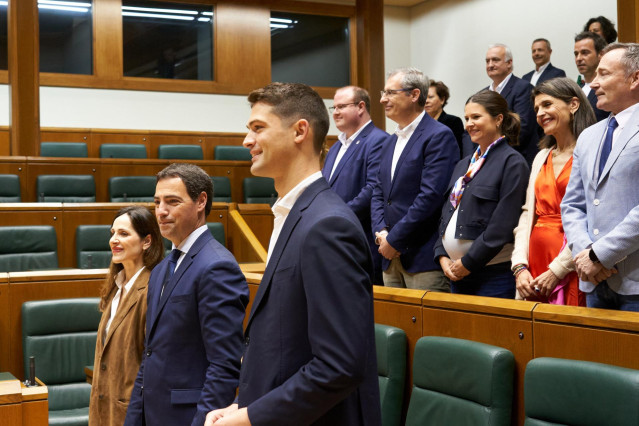 (I-D) La próxima presidenta de la Cámara, la jeltzale Bakartxo Tejeria; el candidato a lehendakari, Imanol Pradales, y el candidato de EAJ-PNV a la alcaldía de Asparrena, Joseba Díez Antxustegi,  posan en el hemiciclo del Parlamento Vasco con motivo del p