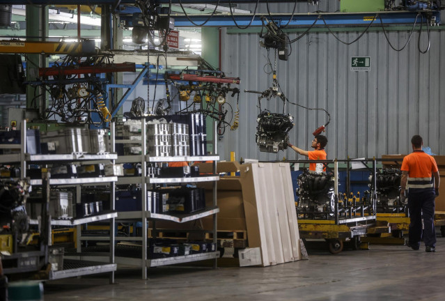 Archivo - Trabajadores en una fábrica de automóviles