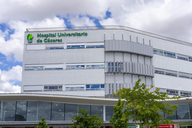 Fachada del Hospital Universitario de Cáceres, donde está ingresada la presidenta de la Junta
