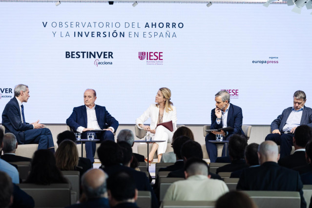 (I-D) El director de Europa Press, Javier García Vila; el economista y exministro de Industria, Comercio y Turismo, Miguel Sebastián; la directora de Asuntos Públicos de Kreab y ex diputada en el Congreso, María Muñoz; el vicesecretario de Economía del Pa
