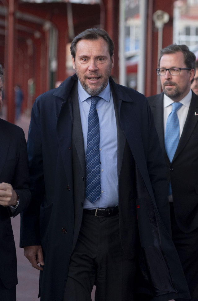 El ministro de Transportes y Movilidad Sostenible, Óscar Puente, en la estación de Chamartín Clara Campoamor para viajar en un tren de alta velocidad de la serie 106 hacia A Coruña, a 16 de mayo