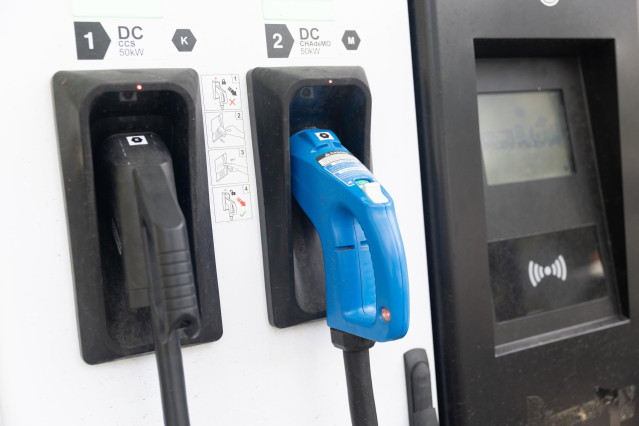 Un punto de carga de vehículos eléctricos, a 9 de mayo de 2024, en Madrid (España).