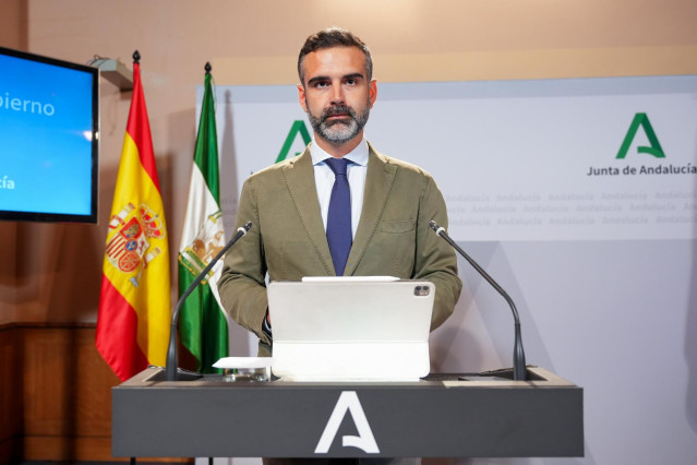 El consejero de Sostenibilidad, Medio Ambiente y Economía Azul y portavoz del gobierno andaluz, Ramón Fernández-Pacheco interviene en la rueda de prensa. A 21 de mayo de 2024, en Sevilla (Andalucía, España). Rueda de prensa posterior a la reunión del Cons