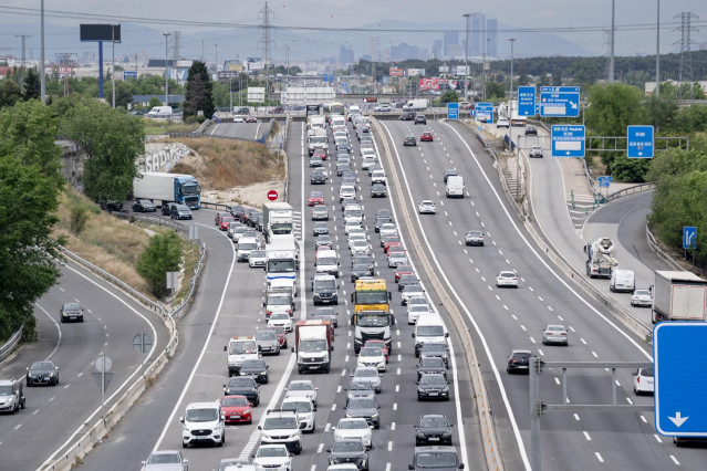 Varios coches durante la operación salida por el puente de mayo, en la A4, a 30 de abril de 2024, en Madrid (España).