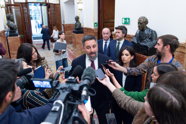 El presidente de VOX, Santiago Abascal, atiende a medios a su llegada a una sesión plenaria, en el Congreso de los Diputados, a 21 de mayo de 2024, en Madrid (España).