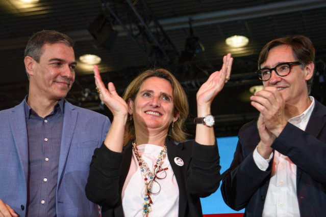 El secretario general del PSOE y presidente del Gobierno, Pedro Sánchez, la candidata del PSOE a las elecciones europeas y vicepresidenta tercera y ministra para la Transición Ecológica, Teresa Ribera.