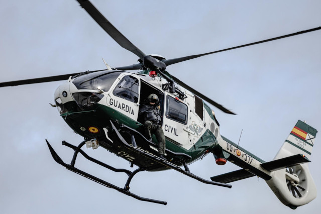 Archivo - Un helicóptero de la Guardia Civil