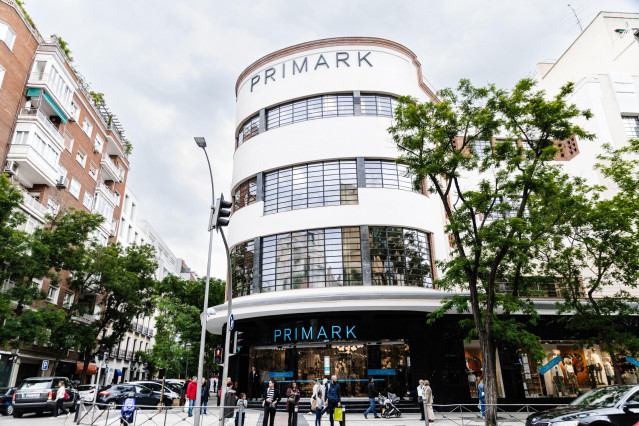 Fachada y exterior de la nueva tienda de Primark en Madrid