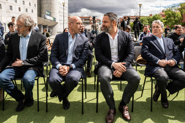 El cabeza de lista de Vox para las elecciones europeas, Jorge Buxadé (2i), conversa con el líder de Vox, Santiago Abascal (2d), durante la presentación de los diez primeros candidatos de la formación para las elecciones europeas, en el Palacio Vistalegre