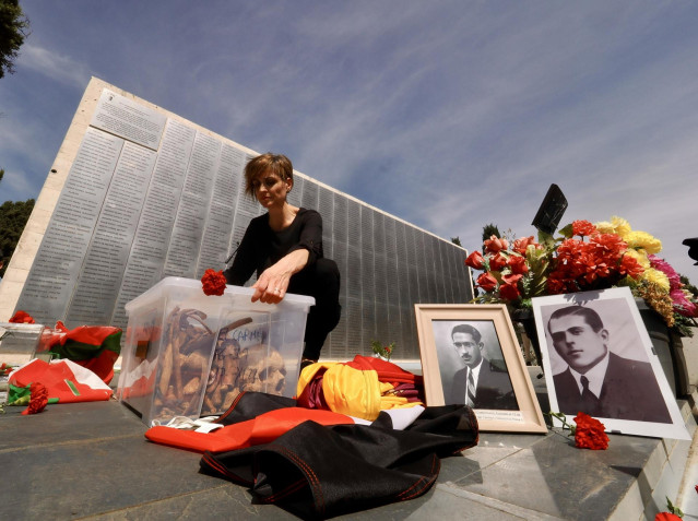 Archivo - Fotos de víctimas del franquismo durante su homenaje e inhumación, en el cementerio de El Carmen de Valladolid.