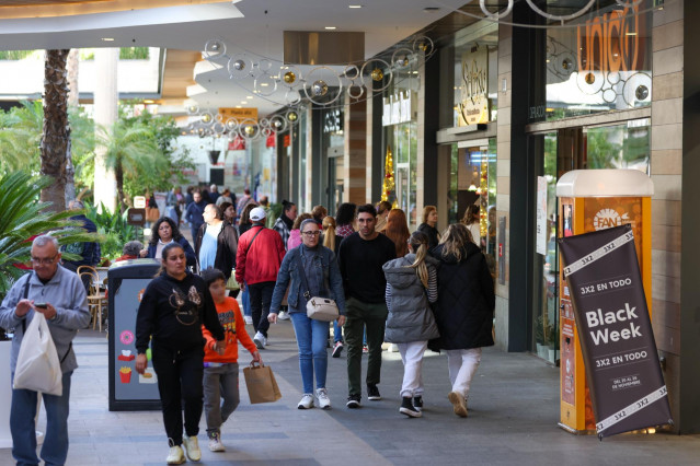 Archivo - Varias personas van de compras