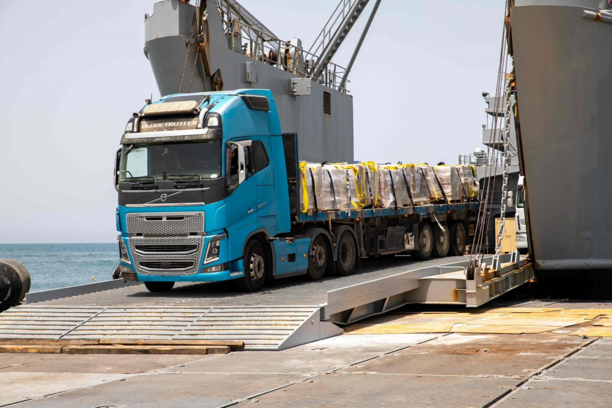 EuropaPress 5974296 camion ayuda humanitaria llega franja gaza traves muelle flotante