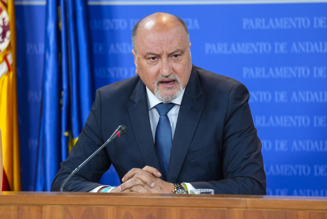El portavoz adjunto del Grupo Parlamentario Vox, Ricardo López, durante la ronda de ruedas de prensa de portavoces de los grupos parlamentarios en el Parlamento de Andalucía, a 22 de mayo de 2024 en Sevilla (Andalucía, España). Los portavoces de los grupo