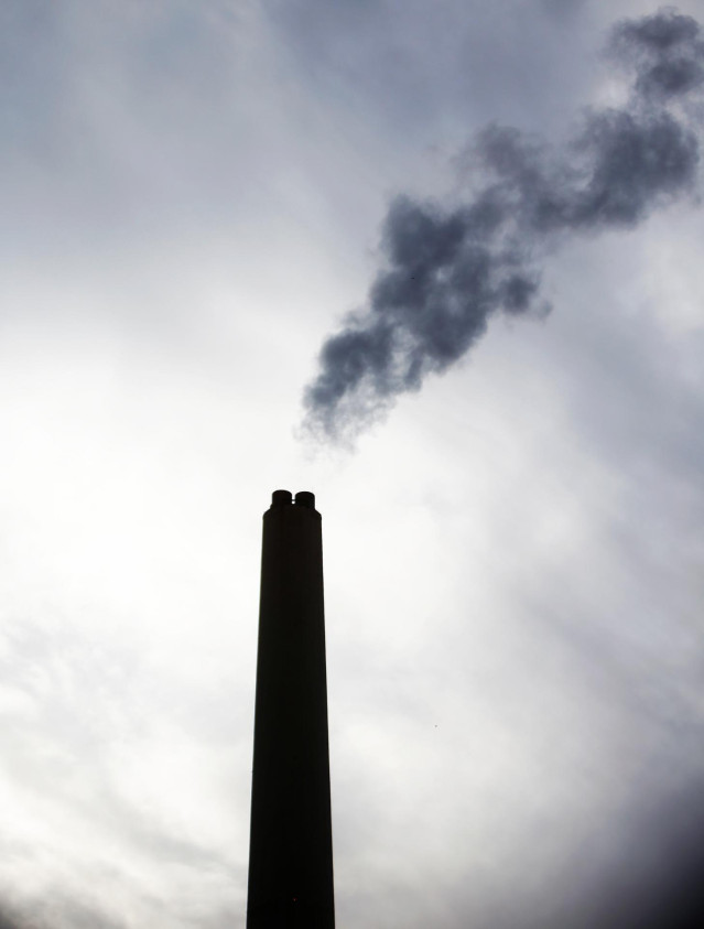 Archivo - El CO2 toma el control y arrastrará al pool eléctrico hasta los 45-50 €/Mwh el próximo trimestre, según Tempos Energía.