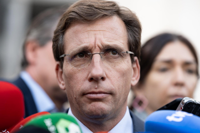 Archivo - El alcalde de Madrid, José Luis Martínez-Almeida, atiende a medios tras un minuto de silencio frente al Ayuntamiento de Madrid