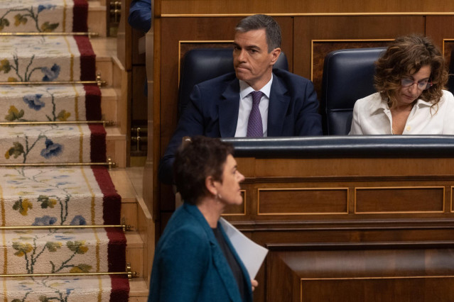 La portavoz de EH Bildu en el Congreso, Mertxe Aizpurua,  pasa delante del presidente Pedro Sánchez