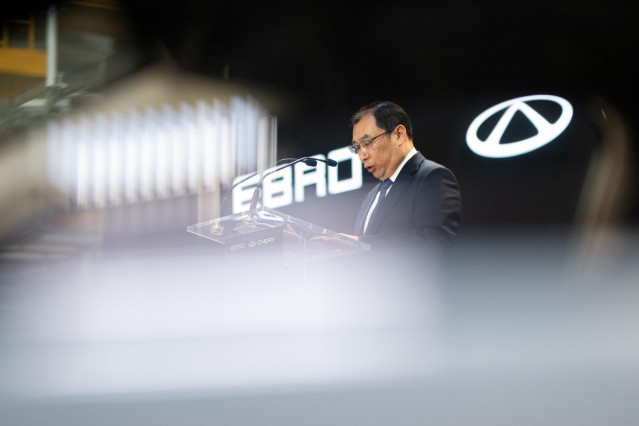 Archivo - El vicepresidente internacional de Chery, Guibing Zhang, interviene durante en el acto de la firma del acuerdo entre Ebro y Chery para construir coches eléctricos en la antigua fábrica de Nissan, a 19 de abril de 2024, en Barcelona, Catalunya (E