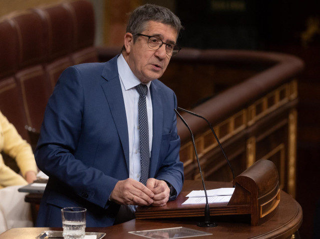 El portavoz del PSOE en el Congreso, Patxi López, interviene durante una sesión plenaria, en el Congreso de los Diputados, a 22 de mayo de 2024, en Madrid (España). El presidente del Ejecutivo comparece hoy en el Congreso para tratar el último Consejo Eur