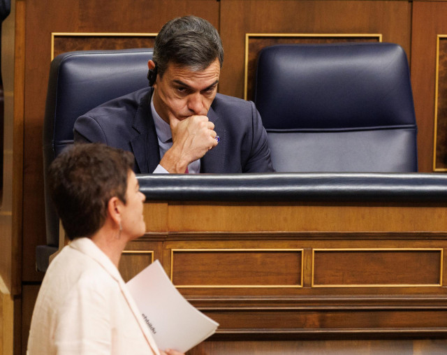 Archivo - El presidente Pedro Sánchez y la portavoz de EH Bildu en el Congreso, Mertxe Aizpurua