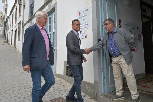 El eurodiputado socialista canario y candidato a la elecciones europeas del próximo 9 de junio, Juan Fernando López Aguilar,  visita la isla de El Hierro
