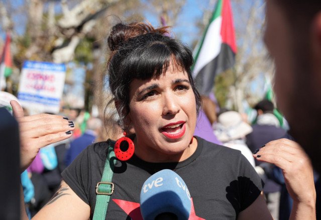 Archivo - La ex portavoz de Adelante Andalucía, Teresa Rodríguez, atendiendo a los medios en una imagen de archivo.